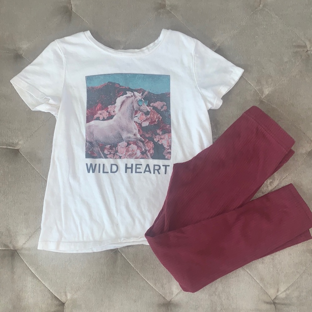 Old navy Graphic Tee with matching Leggings. Both size Small (6-7)